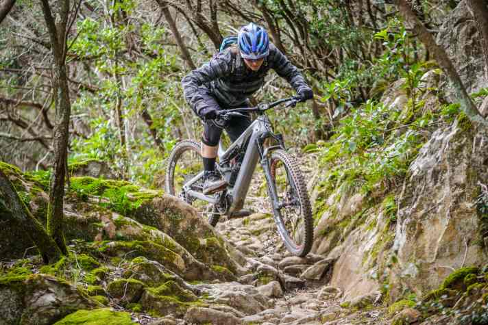 Ein E-MTB ist in Rincine eine gute Idee, denn die Auffahrt zu den Trail-Einstiegen zieht sich über 5,5 Kilometer hin.