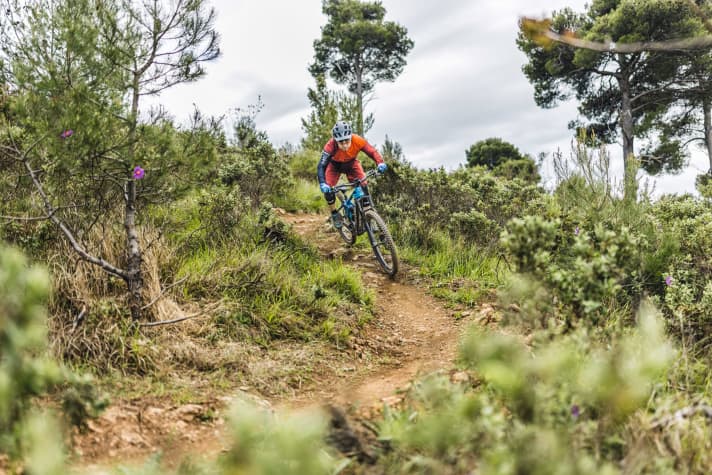 Stefan brakes down to an appropriate cornering speed and manoeuvres into the outside lane.