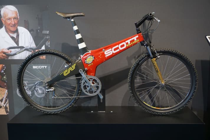 Das 1993er Scott DHR von Worldcup-Star Jürgen Sprich, das in der Firmenzentrale des Mountainbike-Herstellers ausgestellt ist.