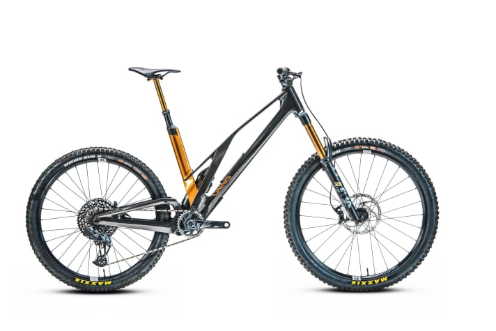 Fast schon zu schade für den Trail: Das Enduro der spanischen Edelschmiede Unno gleicht einem Kunstwerk. Einige unserer Leser wollen wissen, wie sich das Bike in der Praxis schlägt.