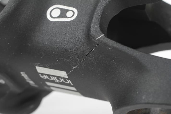 A crack in the stem is an acute health risk: after an accident, the entire bike should be checked for damage.