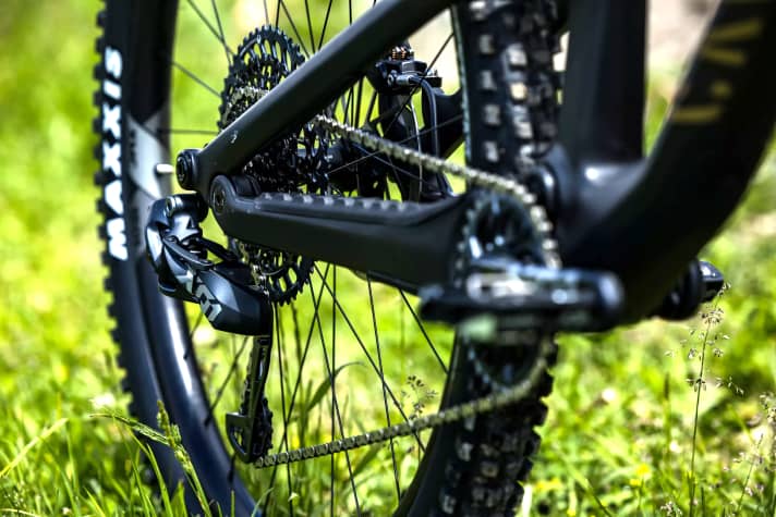 The wireless Sram X01 AXS drivetrain is fitted to the Canyon Spectral 125 CF LTD.