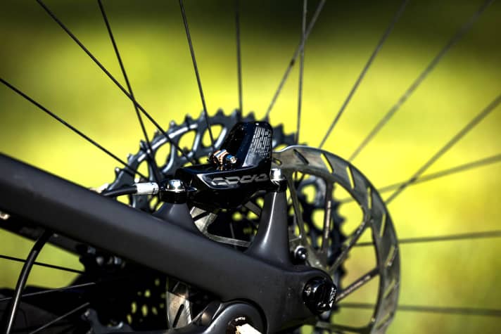 Sram Code RSC brakes with 180 mm discs ensure control.