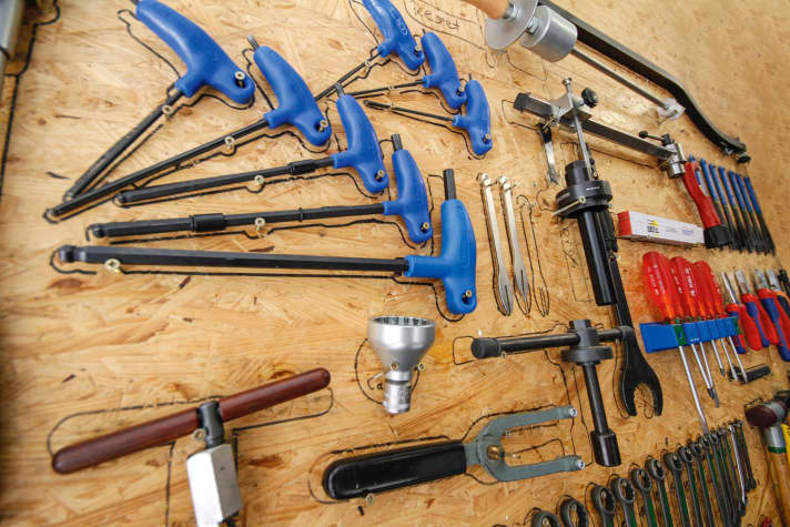 Bicycle tools are neatly organised and always ready to hand on the workshop wall. <a href="https://www.bike-magazin.de/werkstatt/werkzeug/werkbank-selbst-bauen-so-geht-s/" target="_blank" rel="noopener noreferrer">Here are the do-it-yourself instructions for building your own workbench with tool wall</a>