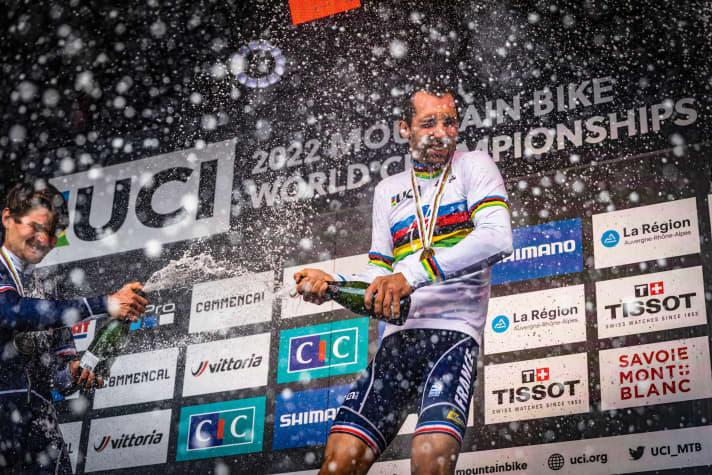 Platz 1: Jérôme Gilloux nimmt ein Chapagner-Bad.