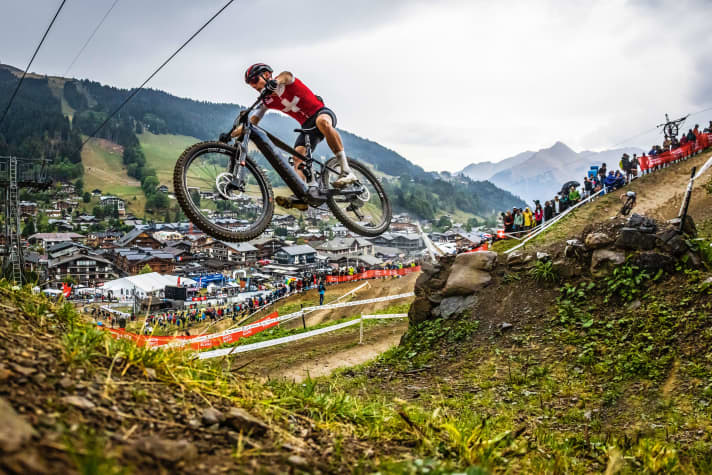 In addition to tough obstacles on the climbs, the World Championship course in Les Gets also offered plenty of downhill action. Third-placed Swiss rider Joris Ryf was able to cope well with a lot of air under his tyres on the bike park course.