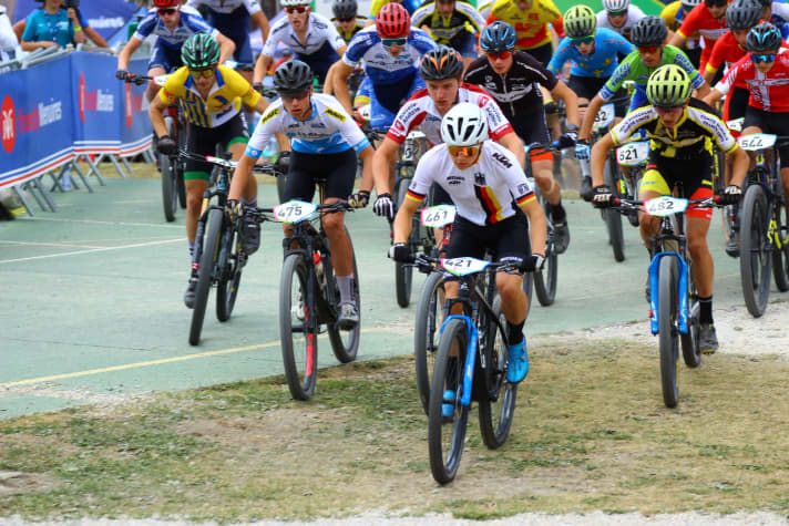Start des XCO-Rennes in Les Menuires. Dennis ganz vorn, um “nicht gestört zu werden”.