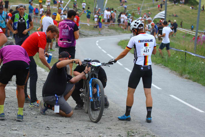 Nach erster, verpasster Durchfahrt in der Tech Zone, bekommt Dennis jetzt Hilfe mit seinem Platten.