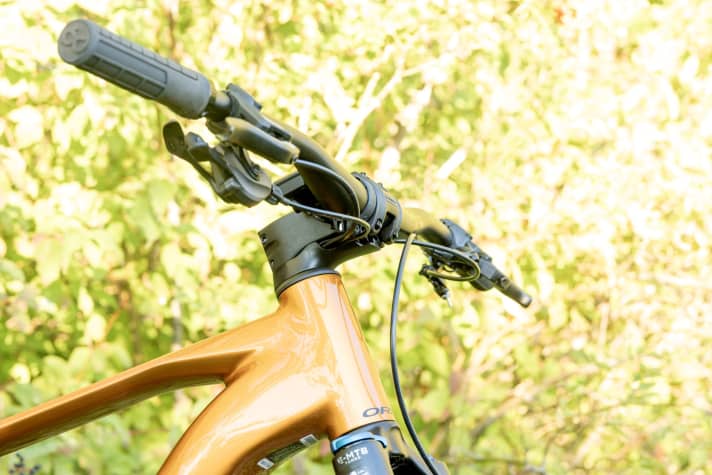 Elegant solution: the electronic cables disappear into the handlebars, the brake and gear cables into the headset. The stem is 70 millimetres long.