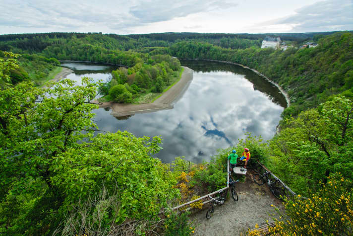 Mit Blick auf die Saale-Kurven wird schon klar, dass auch die Trails hier nie den direkten Weg nehmen. Mit 180-Grad-Kehren muss man hier als Mountainbiker gut umgehen können.