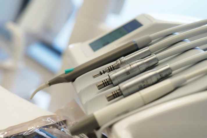 Cyclists increasingly have problems with their teeth and would do well to consult a doctor if the worst comes to the worst.