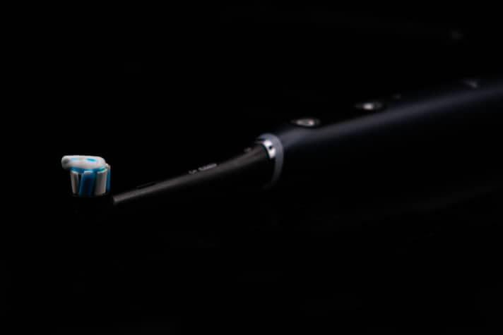 The expert advises all athletes to use an electric toothbrush.