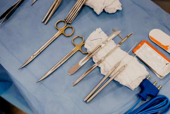 Sous surveillance médicale, un furoncle peut être incisé et cicatriser proprement. Il ne faut pas attendre trop longtemps pour le faire.