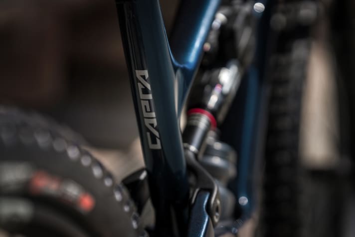 The YT Capra Uncaged 12 is said to weigh "only" 15.2 kilograms because, compared to its predecessors, the frame is no longer made from high modulus carbon fibres but from ultra modulus fibres.