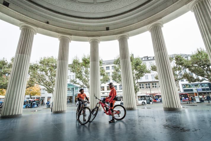Die Wandelhalle des Elisenbrunnens: Hier gab es allerdings kein Afterride-Bierchen.