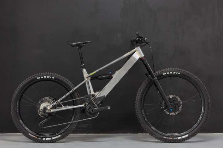 Mehrfache Premiere: Das Abums mit Mahle M40 ist nicht nur eines der ersten E-MTBs mit dem neuen Motor. Es ist wohl auch eines der ersten Stahl-E-MTBs mit High-Pivot-Heck überhaupt.