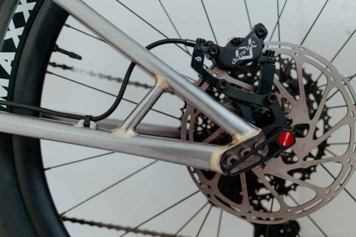 Steel with thin tubes gives the rear triangle a filigree look.