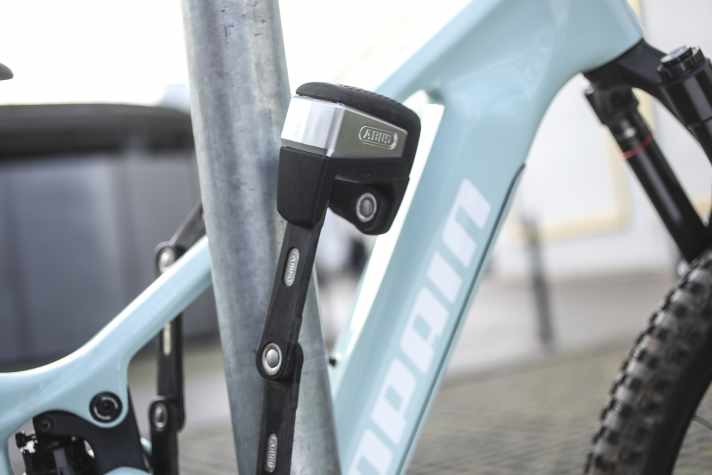 A practical side effect of the heavy head is that the lock can be easily parked in a stable position. This prevents unwanted alarms caused by accidental movements.