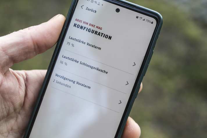 Voralarm und Signaltöne lassen sich in der App einstellen. Ab Werk sind die Signaltöne für unseren Geschmack zu laut, doch das lässt sich leicht korrigieren. Der Voralarm ist bei den voreingestellten 75 % schon sehr deutlich.