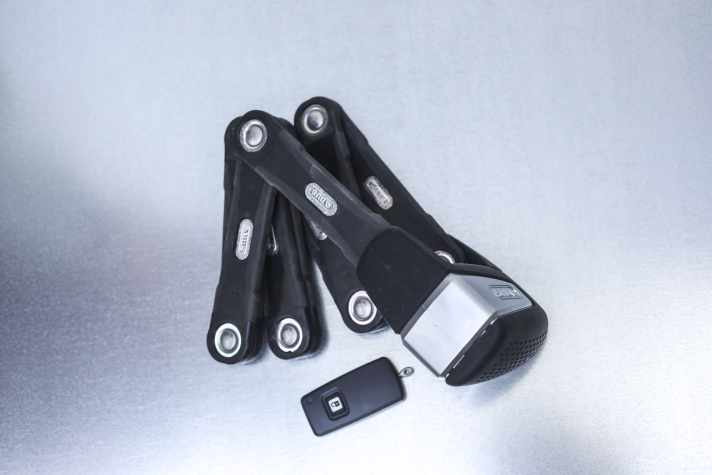 Das Abus Bordo One 6500A gibt es optional mit separater Fernbedienung. Eine sinnvolle Option für den Fall, dass das Handy mal streikt.