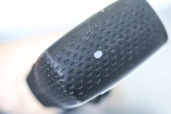 The LED provides information about the battery status and confirms the locking visually.