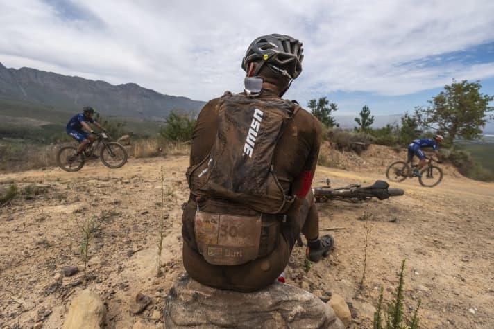 Den ersten harten Einsatz hatte der neue USWE-Trinkrucksack beim diesjährigen Cape Epic. Hier wartet Burt Gildenhuys auf medizinische Hilfe nach einem Crash.
