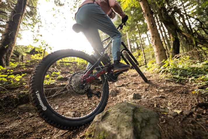 The massive traction on the rear wheel stands out on the climbs.