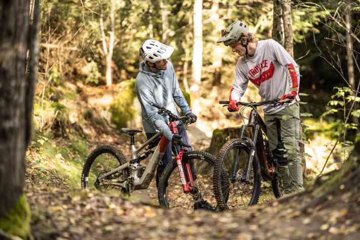 Showdown in Bischofsmais: For the photo shoot and final back-to-back runs, the testers were able to let off steam in the bike park on the Geisskopf in ideal conditions and share their experiences.