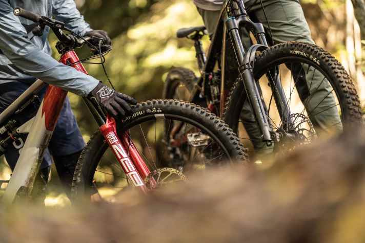 Since the standard tyres clearly limited the Trek Slash+ on the first test runs, we gave the bike the same potent Continental tyre combination that was fitted to the YT Decoy ex works for the further tests. A clear gain on the trail!