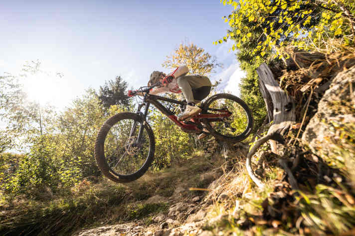 Downhill, the Trek Slash+ shows a lot of ability to swallow, even with favourable equipment.