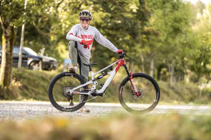 BIKE editor Jan Timmermann and the Sweet Protection Primer MIPS helmet in action.