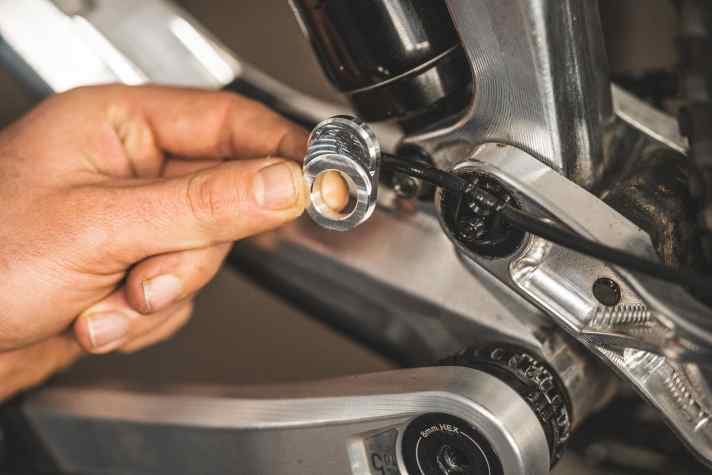 Simon Metzner also gives the main pivot point of the I-Train a flipchip. Here, two different flip chips allow four positions. Low, centre, medium high and high. The different positions primarily influence the anti-squat behaviour of the rear suspension and the wheel lift curve during compression. In the high setting, the anti-squat value is at its highest and the wheel lift curve is directed backwards.