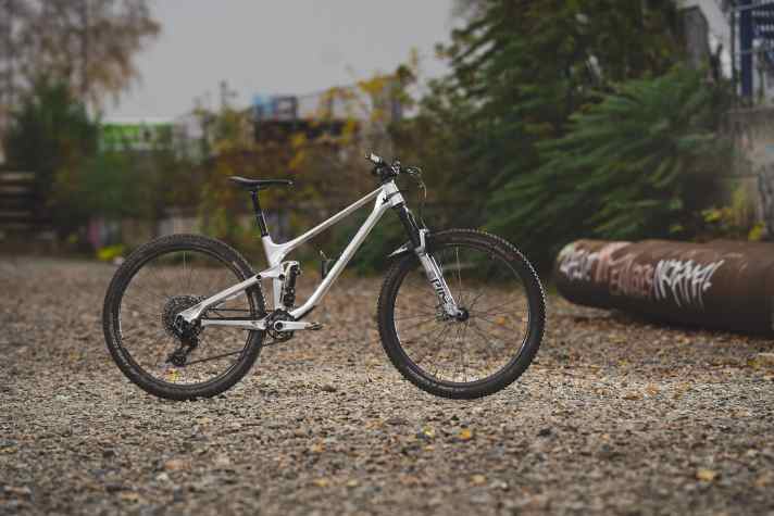 The Actofive I-Train trail bike is based on a solid aluminium CNC frame, but does not have to hide its weight due to its high-end equipment.