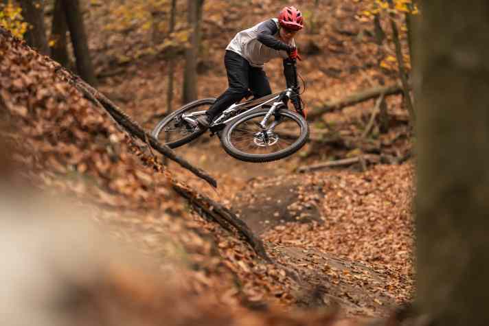 Testredakteur und Fotograf Max Fuchs (im Bild) konnten Metzners Sample-Bike bei einem Besuch in Dresden Probefahren. Dank der immensen Einstellmöglichkeiten ist das I-Train ein Trailbike, das für jeden Einsatzbereich den richtigen Trimm bietet.