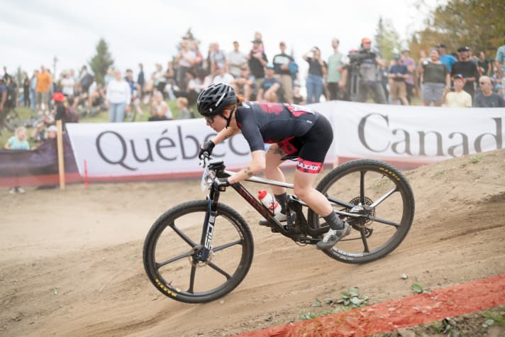 XC World Cup rider relies on standard parts despite her 1.54 metres and 48 kilos. However, she doesn't have to compromise on wheel size and suspension.