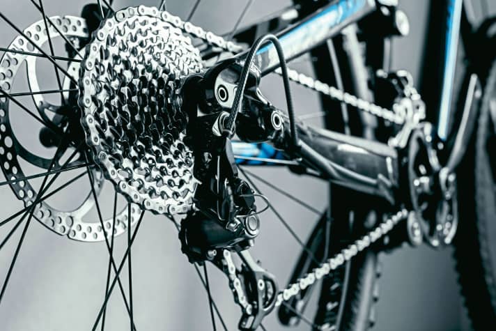 When we talk about gears, we usually mean the gear ratio from the crank to the rear wheel, i.e. how often or how far the rear wheel rolls off when the crank turns once completely. The more teeth the chain has on the crank, the faster/heavier the gear - the reverse is true for the rear wheel. This also applies to hub gears! In this case, however, the internal gear ratio must also be taken into account when calculating the gear ratio.