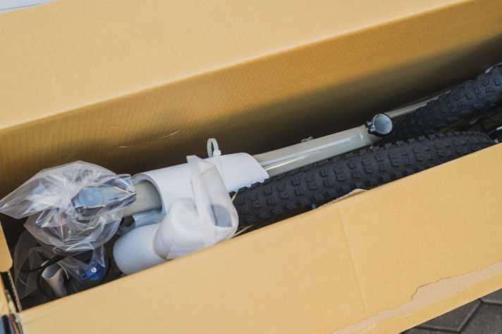 Transporting a bike by plane: To take a bike by plane, it must be packed very well - otherwise it could easily be damaged during handling at the airport.