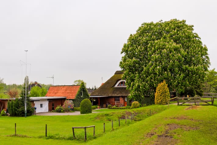 Farmhouses like this one, complete with garden, are typical of the Wesermarsch.