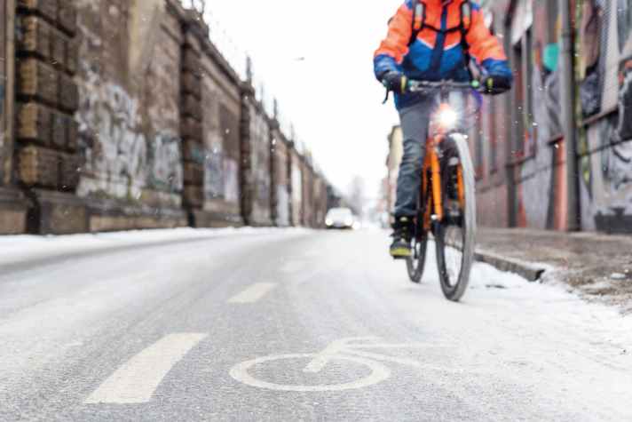 Radfahren im Winter: Ein winterfittes Rad mit gutem Licht, Kleidung nach dem Zwiebelprinzip und Aufmerksamkeit für den Straßenzustand – dann klappt’s.
