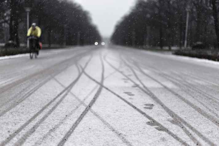 On snow, cross tyres with coarse studs are recommended for beginners.