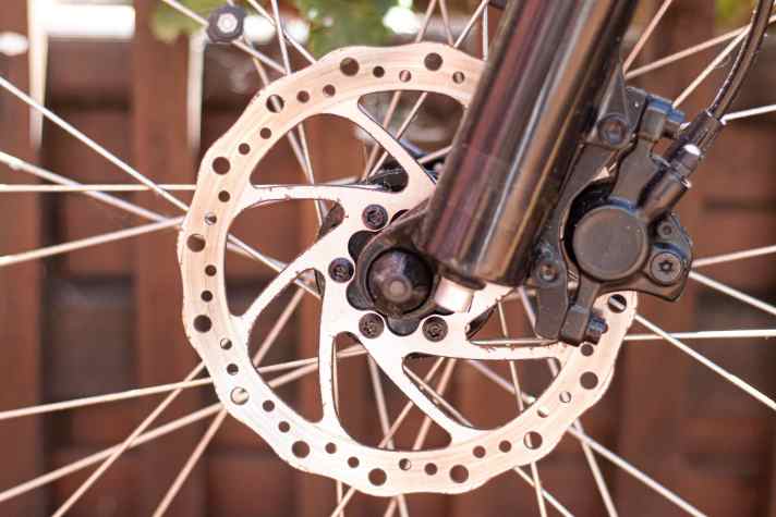 Häufiges "Kellerproblem": Flugrost und Fettspuren an den Bremsscheiben – beides muss weg!