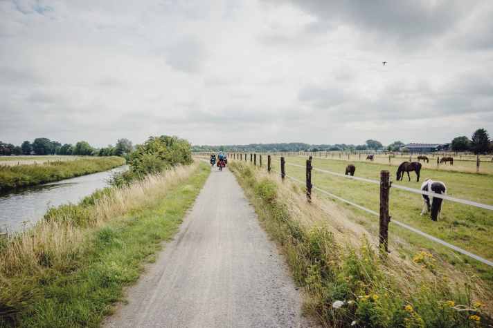 The perfect recipe for a holiday: cycling away from stress between horses and water.