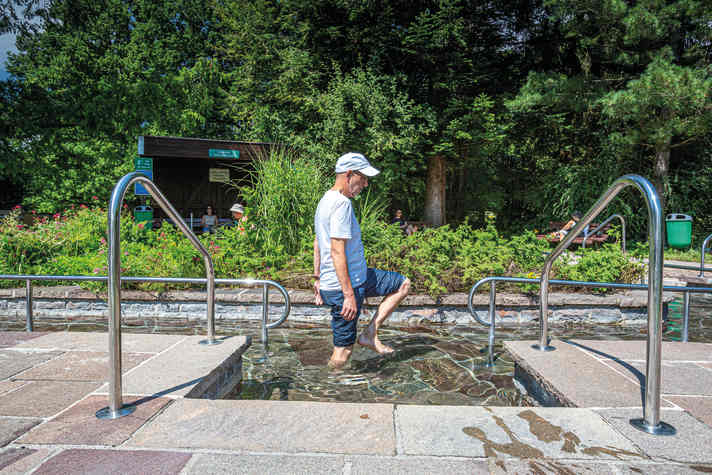 Old and proven: Light exercise and alternating between hot and cold in a Kneipp bath will revitalise tired legs.