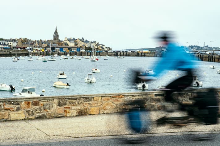 Ein Biker auf dem Weg durch Roscoff an der Nordküste der Bretagne.