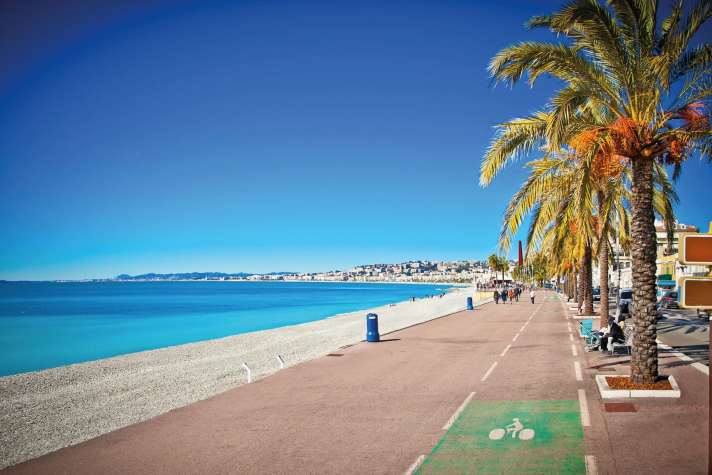 Cycling holidays in winter: In Nice, a cycle path runs directly along the beach promenade - sea view included.