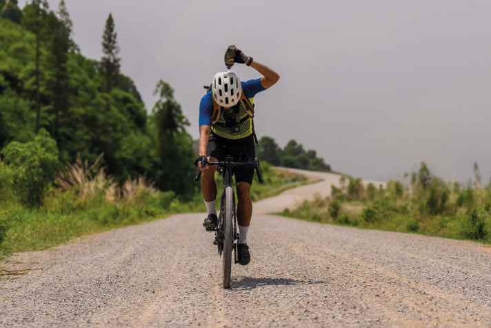 A little here, a little there: a cool splash from the bottle relieves heat build-up in the short term. Used excessively, however, it worsens the thermal balance.