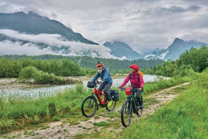 Cycling holidays in winter: Close to the water and lots of greenery: that's also cycling in Slovenia.