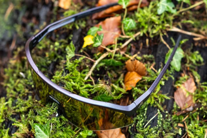 Auch der Polyamid-Rahmen changiert leicht in der Farbe. Die kantige Form gefällt ebenso wie die Verarbeitung.