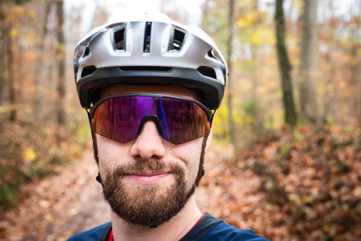 Baut mit fast 15 Zentimetern recht breit: Wie viele moderne Brillen wirkt die Alpina auch beim Testredakteur mit Helmgröße 58 noch sehr groß.