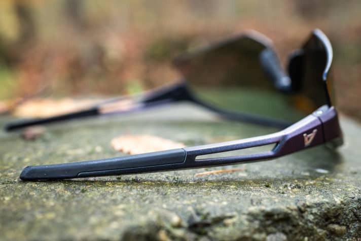 Die großzügig gummierten Bügel sorgen für einen rutschfesten Sitz der Brille, auch im Gelände.